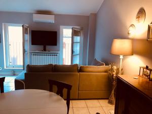 a living room with a couch and a table at Casa di Zelda in Cremona