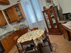une cuisine avec une table et un chiffon de table. dans l'établissement Casa Fiorina, à Barga