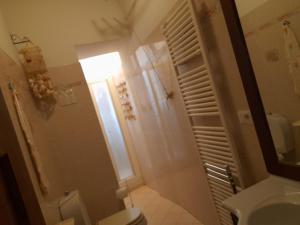 La salle de bains est pourvue d'une douche, de toilettes et d'un lavabo. dans l'établissement Casa Fiorina, à Barga