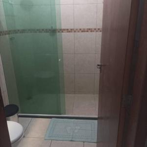a bathroom with a shower with a glass door at Casa Cidade Nova, Jd Belvedere. in Volta Redonda