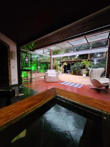 uma sala de estar com piscina no meio de uma casa em Pousada Solar do Redentor no Rio de Janeiro