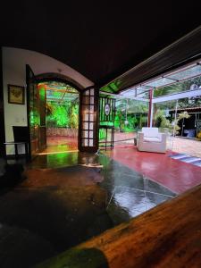 een lege kamer met een glazen deur en een bank bij Pousada Solar do Redentor in Rio de Janeiro