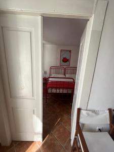 um corredor com um quarto com uma cama e uma porta em Casa Maja em Koločep