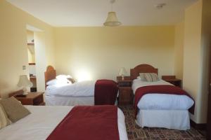 Un pat sau paturi într-o cameră la Kinvara Inn B&B