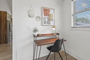 a room with a desk and a chair and a window at Stylish Nexus in Columbus