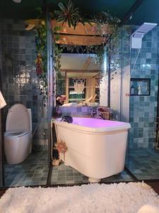 uma casa de banho com uma banheira roxa e um WC. em Loft Java - 1709 Mirante do Vale #sampaskay em São Paulo