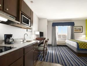 Kuchyň nebo kuchyňský kout v ubytování Hawthorn Extended Stay by Wyndham Midland