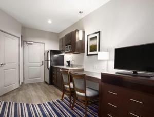 Kuchyň nebo kuchyňský kout v ubytování Hawthorn Extended Stay by Wyndham Midland