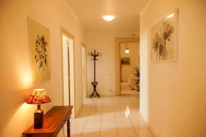 un corridoio di una casa con tavolo e lampada di Il Carapace - Appartamento nel cuore di Foligno a Foligno