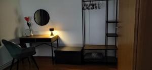 um quarto com uma secretária, um espelho e uma cadeira em Apartman HD em Dakovo