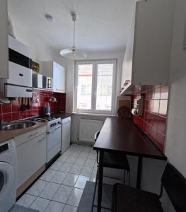 Kuchyňa alebo kuchynka v ubytovaní Vienna: Cozy 2-Room Apt. (U3 - Schweglerstrasse)