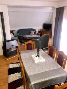 - un salon avec une table et un canapé dans l'établissement Pet Apartment, à Strumica