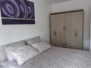 1 dormitorio con 1 cama y una pintura en la pared en Apartamento Cantinho do Aconchego-Nova Petrópolis en Nova Petrópolis