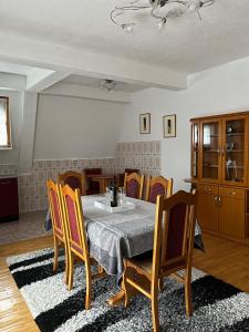 - une salle à manger avec une table et des chaises dans l'établissement Pet Apartment, à Strumica