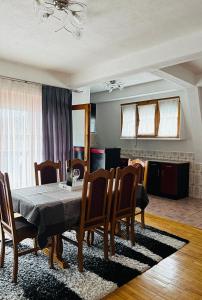 - une salle à manger avec une table et des chaises dans l'établissement Pet Apartment, à Strumica