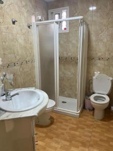 La salle de bains est pourvue d'une douche, d'un lavabo et de toilettes. dans l'établissement Guadalora, à Lora del Río