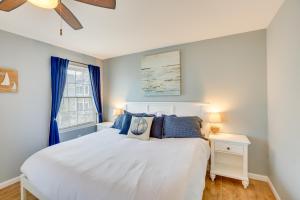 um quarto com uma cama branca e uma janela em Sunny Atlantic City Home Walk to Beach! em Atlantic City
