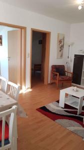 - un salon avec une table et un canapé dans l'établissement Apartment in Lopar with Two-Bedrooms 1, à Lopar