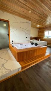 烏魯比西的住宿－卡魯安娜旅館，一间大浴室,内设浴缸