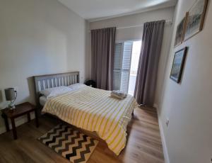 ein kleines Schlafzimmer mit einem Bett und einem Fenster in der Unterkunft Casa Fontán in São Lourenço