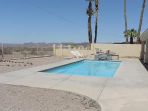a swimming pool with a table and a picnic table at Alibi-Step to open desert in Lake Havasu City