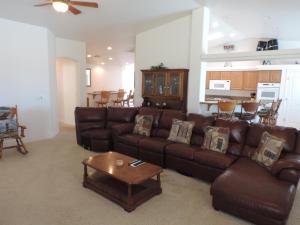 sala de estar con sofá de cuero marrón y mesa en Alibi-Step to open desert en Lake Havasu City