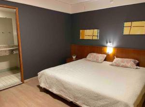 sypialnia z łóżkiem z 2 poduszkami w obiekcie Flat Live Lodge w São Paulo
