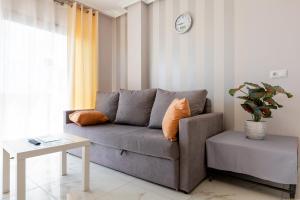 una sala de estar con un sofá y una mesa en Sweet Escape in Golf del Sur, AH332 with heated pool and ocean view, en San Miguel de Abona