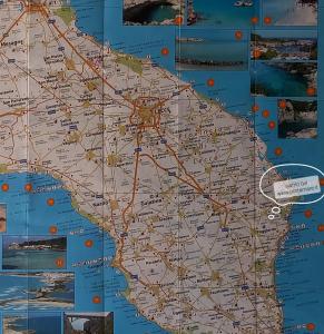 Un mapa de las ciudades y autopistas en Appartamenti porta mare en Otranto