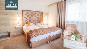 فندق كرون في موندزي: غرفه فندقيه بسرير وكرسي