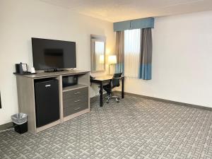 Köök või kööginurk majutusasutuses Days Inn & Suites by Wyndham Spokane