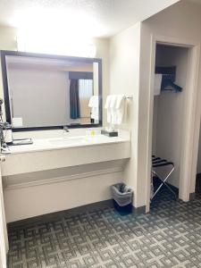 Vannituba majutusasutuses Days Inn & Suites by Wyndham Spokane