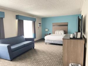 Voodi või voodid majutusasutuse Days Inn & Suites by Wyndham Spokane toas
