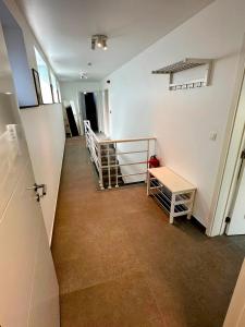 une chambre avec un couloir avec un escalier et une chambre avec un escalier dans l'établissement Akuta City Flat Leuven, à Louvain