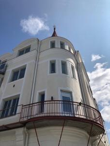 een wit gebouw met een balkon erboven bij Grand Hotell in Strömsund