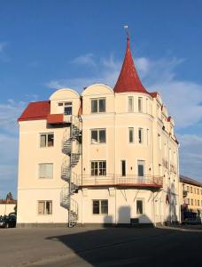 um grande edifício branco com um telhado vermelho em Grand Hotell em Strömsund