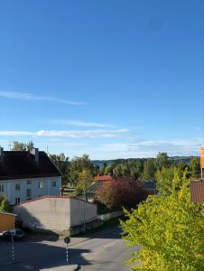 vistas a un aparcamiento con rampa de skate en Grand Hotell, en Strömsund