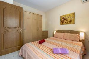 - une chambre avec un lit et 2 serviettes dans l'établissement Lovely Seaview apt at St Paul's Bay, à San Pawl il-Baħar