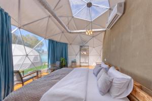 um quarto com uma cama numa tenda em Comuna Sevan em Artanish