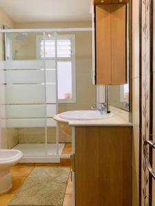 bagno con lavandino, doccia e servizi igienici di Apartment Playa las Vistas a Playa de las Americas