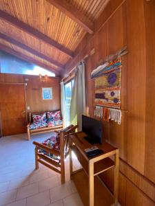 een kamer met een bureau en een tv in een kamer bij CABAÑAS DE LA LUNA in Los Molles