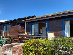 een huis met een patio met een tafel en een bank bij CABAÑAS DE LA LUNA in Los Molles