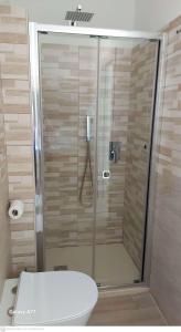 La salle de bains est pourvue d'une douche, de toilettes et d'un lavabo. dans l'établissement B&B Sensorial Experience, à Villamassargia