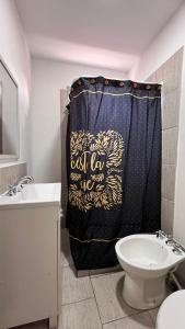 a bathroom with a toilet and a shower curtain at Las Cabañitas dp2 in San Carlos de Bariloche