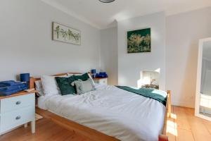 1 dormitorio con 1 cama blanca y vestidor blanco en Roman Cottage Chelmsford en Chelmsford