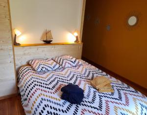 ヴィエル・サン・ジロンにあるLe mas des Landesのベッドルーム1室(ベッド1台、帽子2つ付)