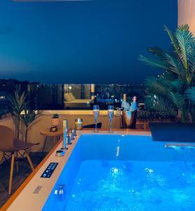 una piscina con copas de vino en la azotea en Penthouse Durres View en Durrës