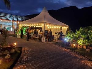 Una carpa con una fiesta de bodas por la noche en La Quinta de Andrés en San Isidro