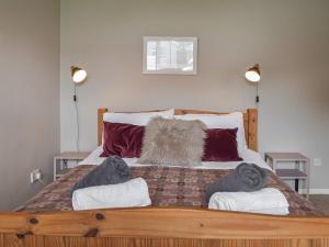 Een bed of bedden in een kamer bij Maes Dyfed