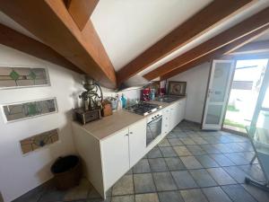vista sul soffitto di una cucina con armadietti bianchi di Suite Indipendenza 58 a Bologna